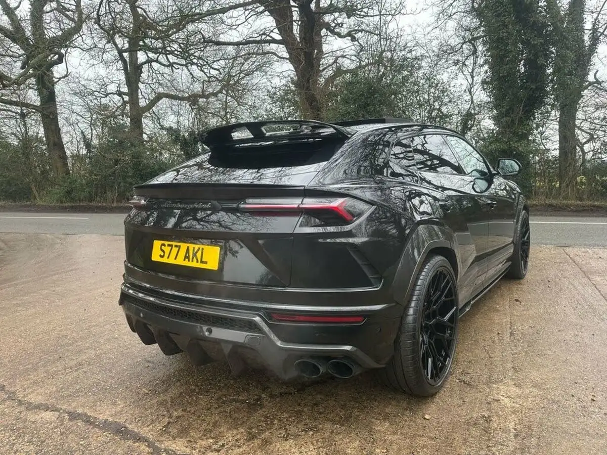 2020-lamborghini-urus-40-no-trim-big-12