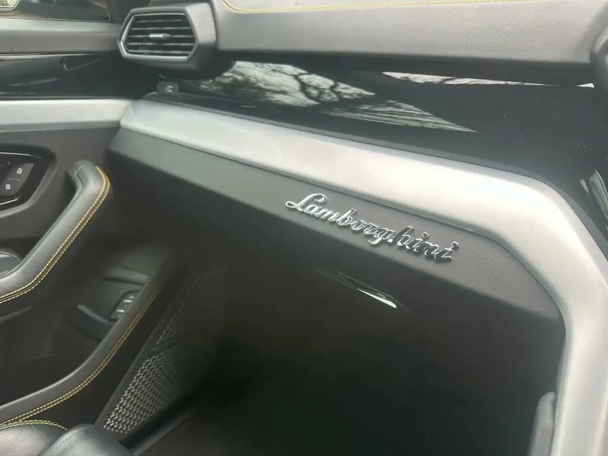 2020-lamborghini-urus-40-no-trim-big-40