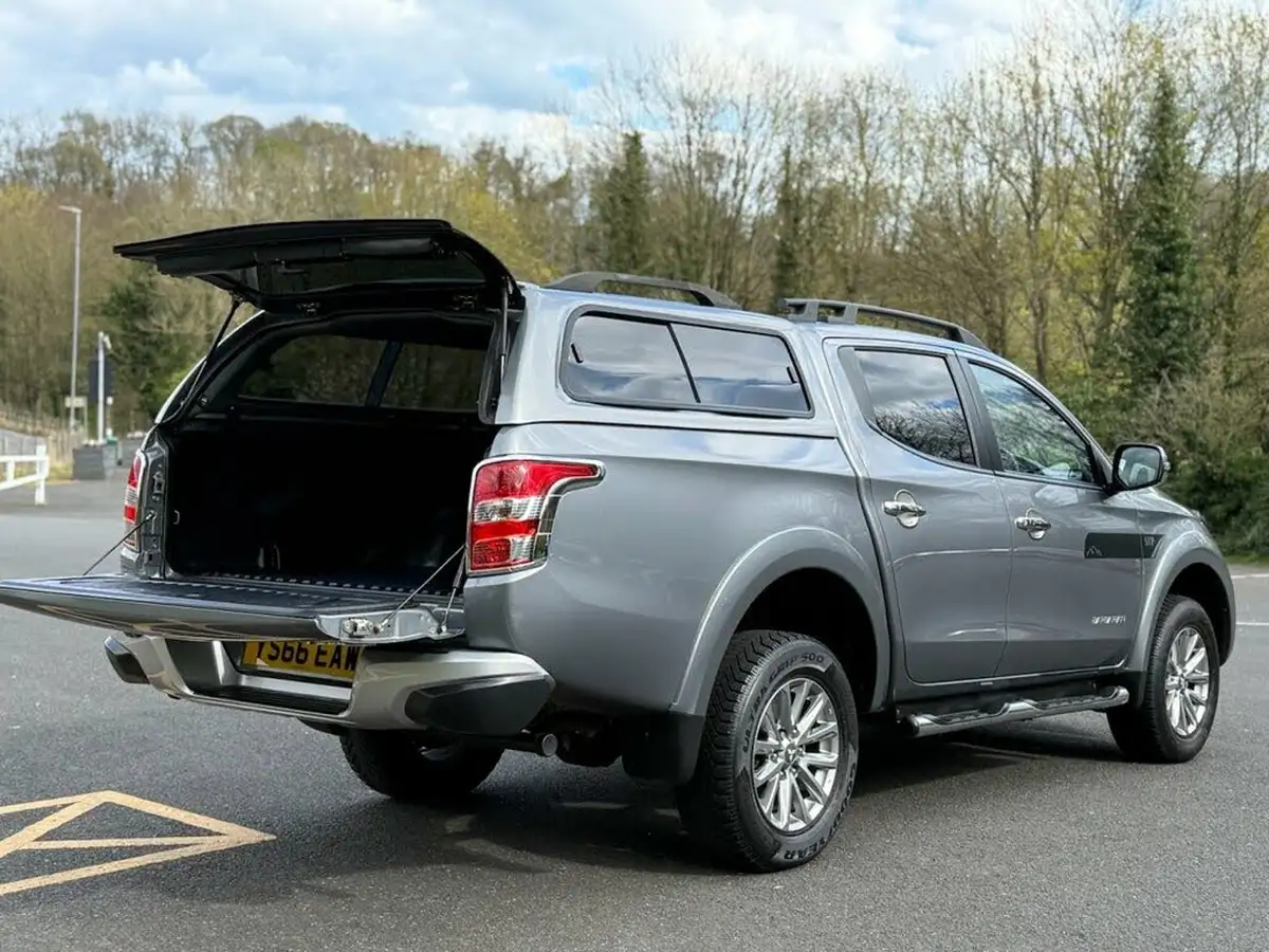 2016-mitsubishi-l200-24di-d-barbarian-big-13
