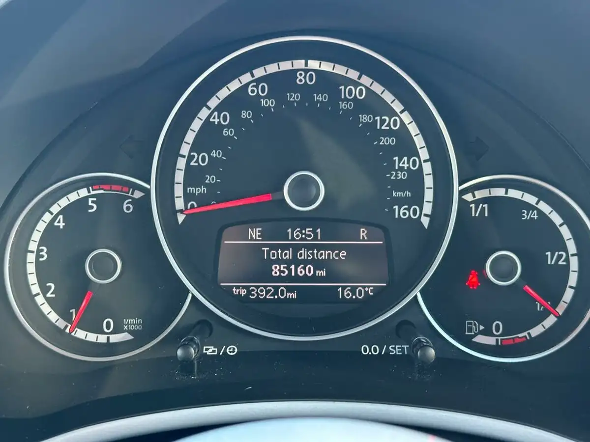 2013-volkswagen-beetle-20tdi-design-hatchback-3d-dsg-big-14