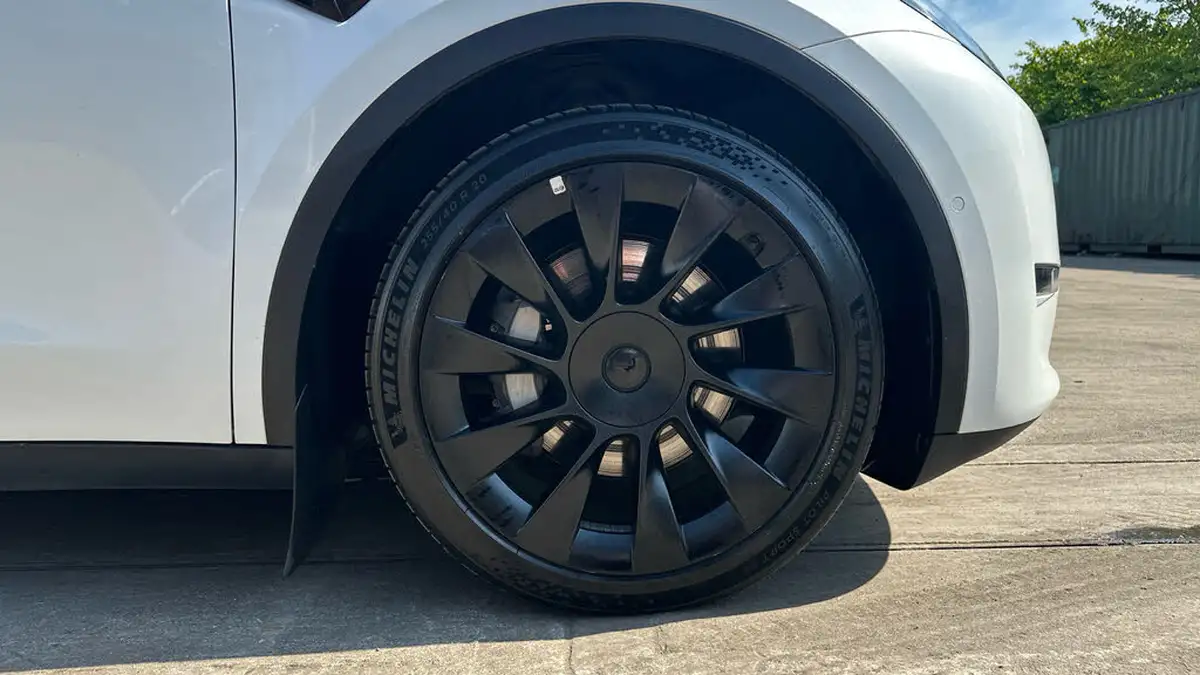 2022-tesla-model-y-e-long-range-big-19