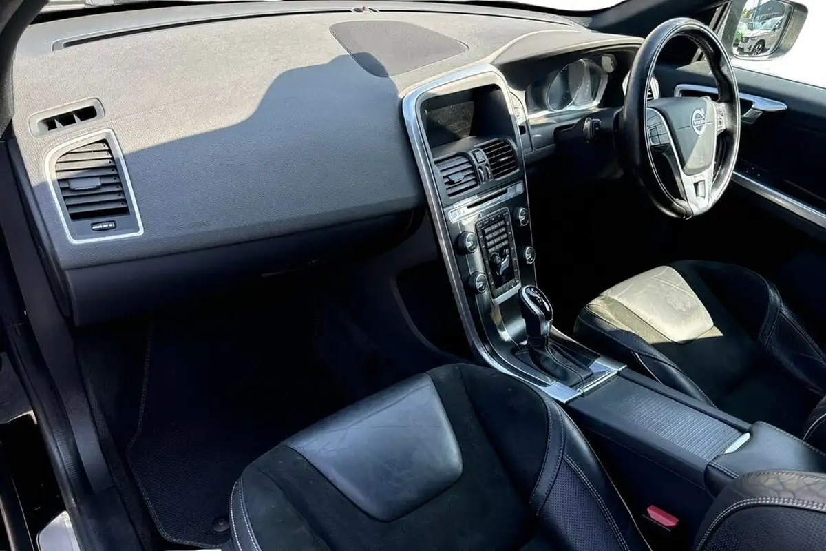 2016-volvo-xc60-20td-d4-r-design-nav-geartronic-big-1