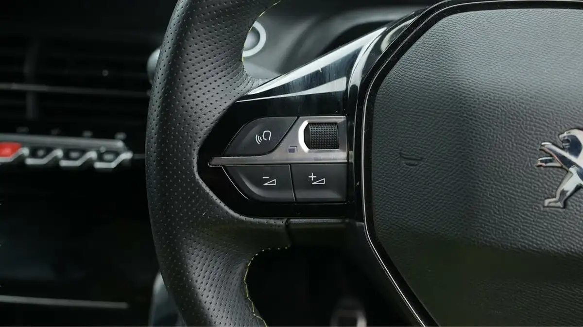 2022-peugeot-2008-suv-12-puretech-gt-big-24