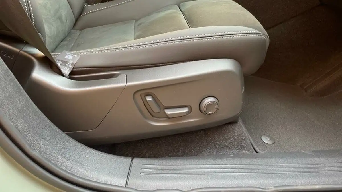 2025-volvo-ex40-e-ultra-big-25