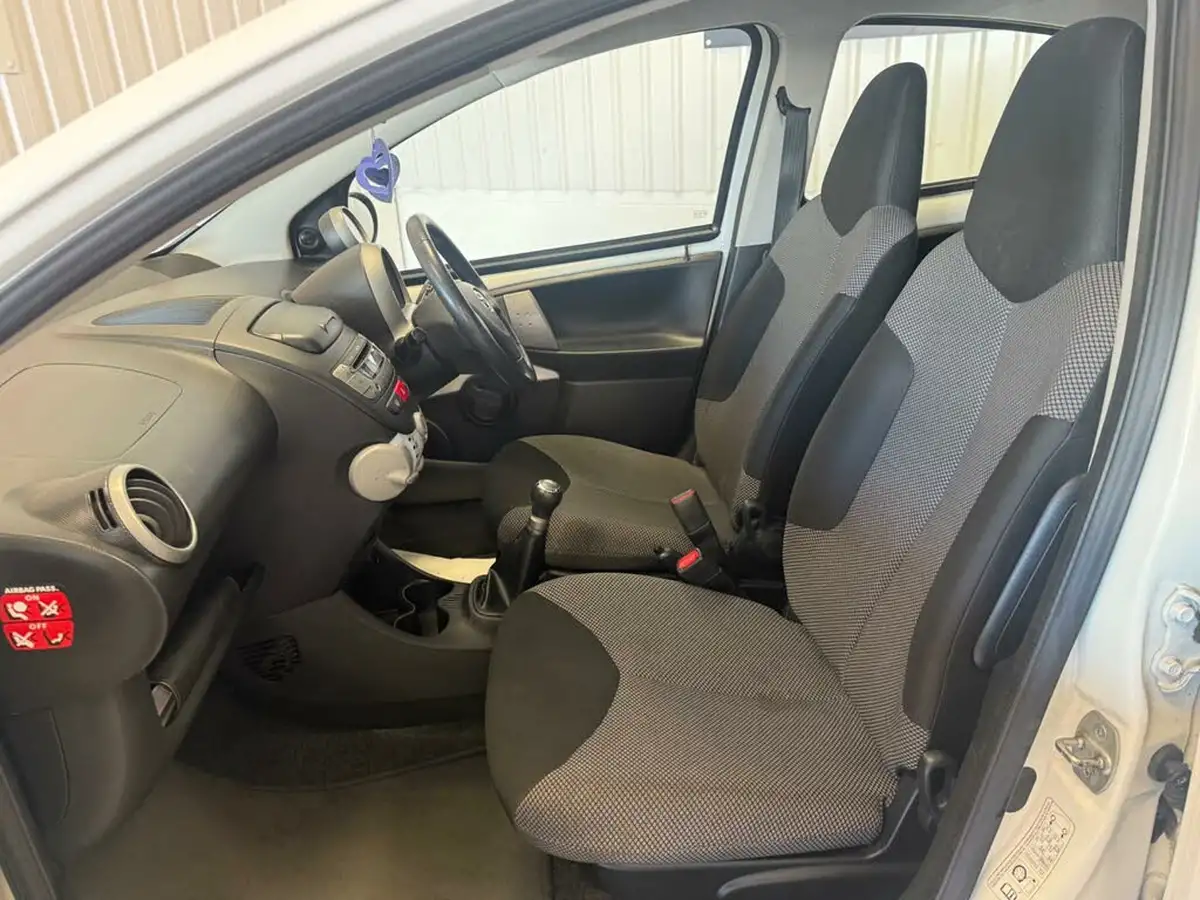 2013-toyota-aygo-10-move-5d-big-11