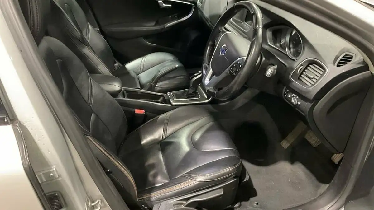 2014-volvo-v40-16td-d2-cross-country-lux-powershift-big-9