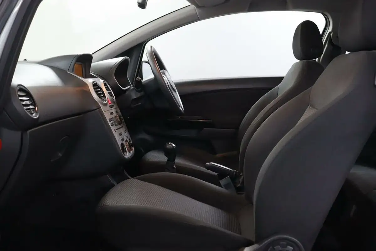 2011-vauxhall-corsa-12-excite-3d-big-39