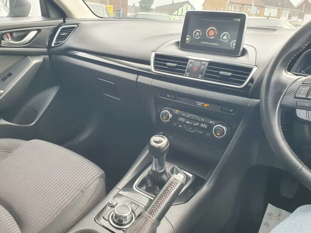 2015-mazda-mazda3-20-se-l-fastback-4d-big-31