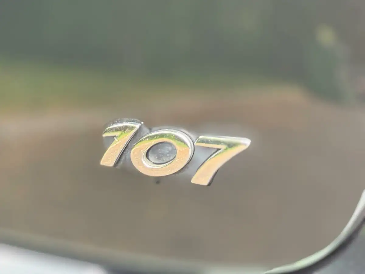 2012-peugeot-107-10-urban-5d-big-42
