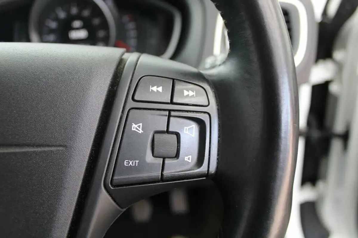2013-volvo-v40-16-t2-es-big-25