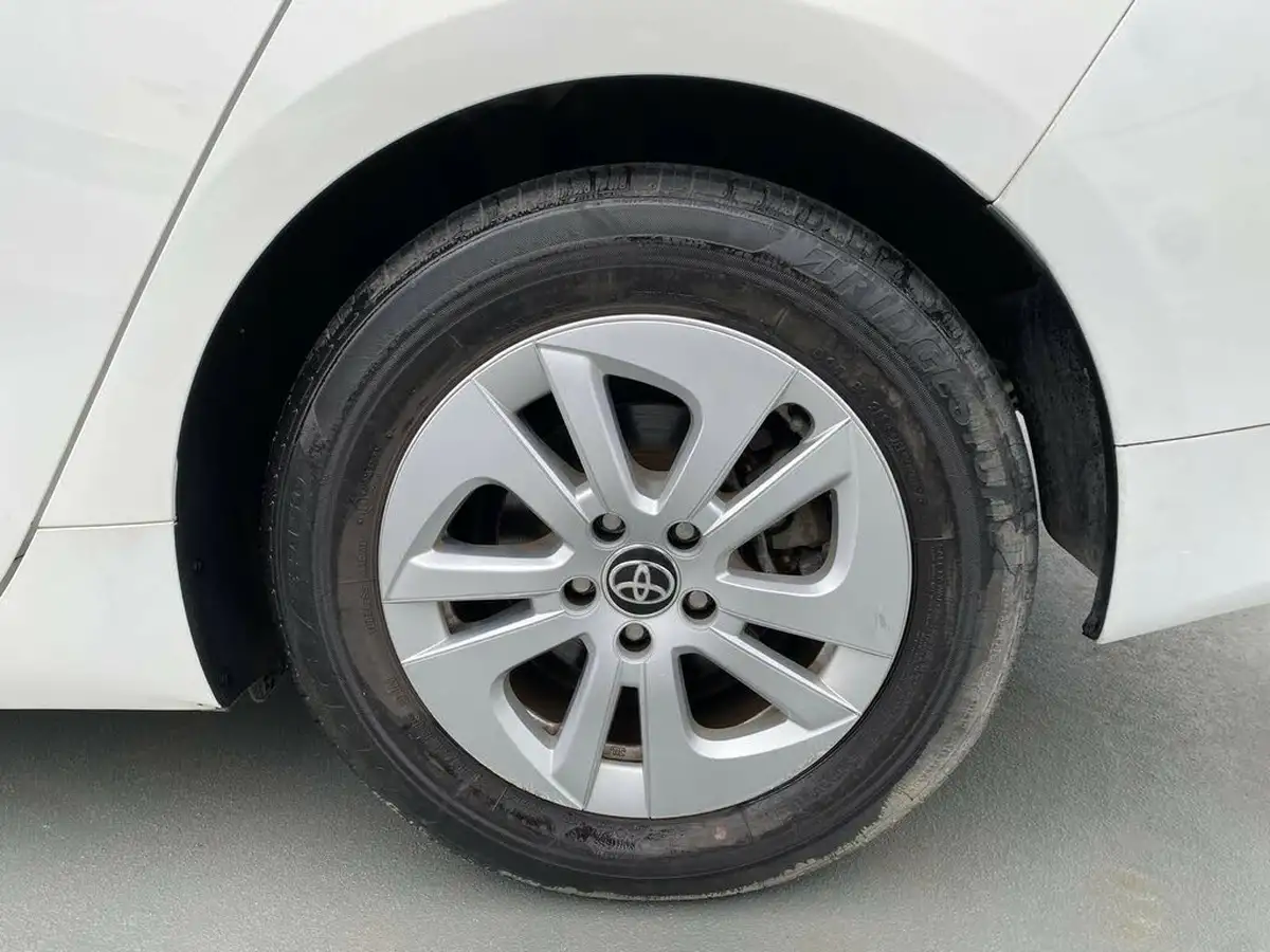 2017-toyota-prius-big-33