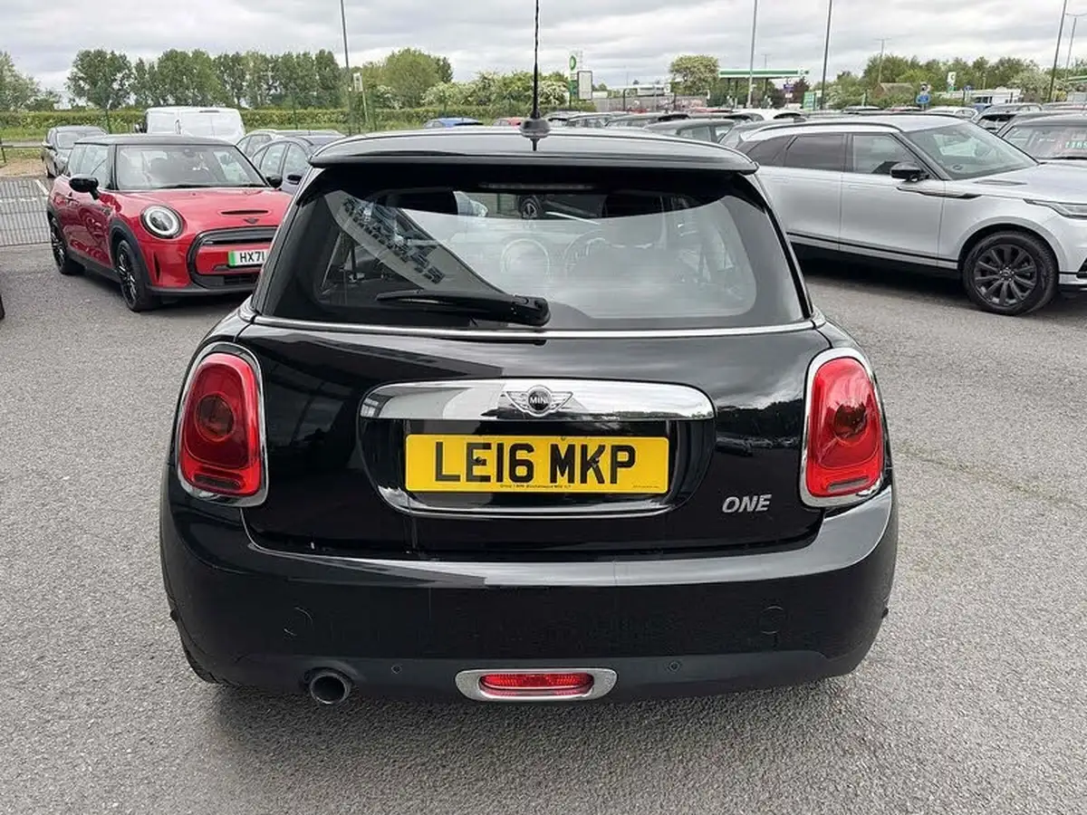 2016-mini-cooper-12-one-3d-auto-big-14