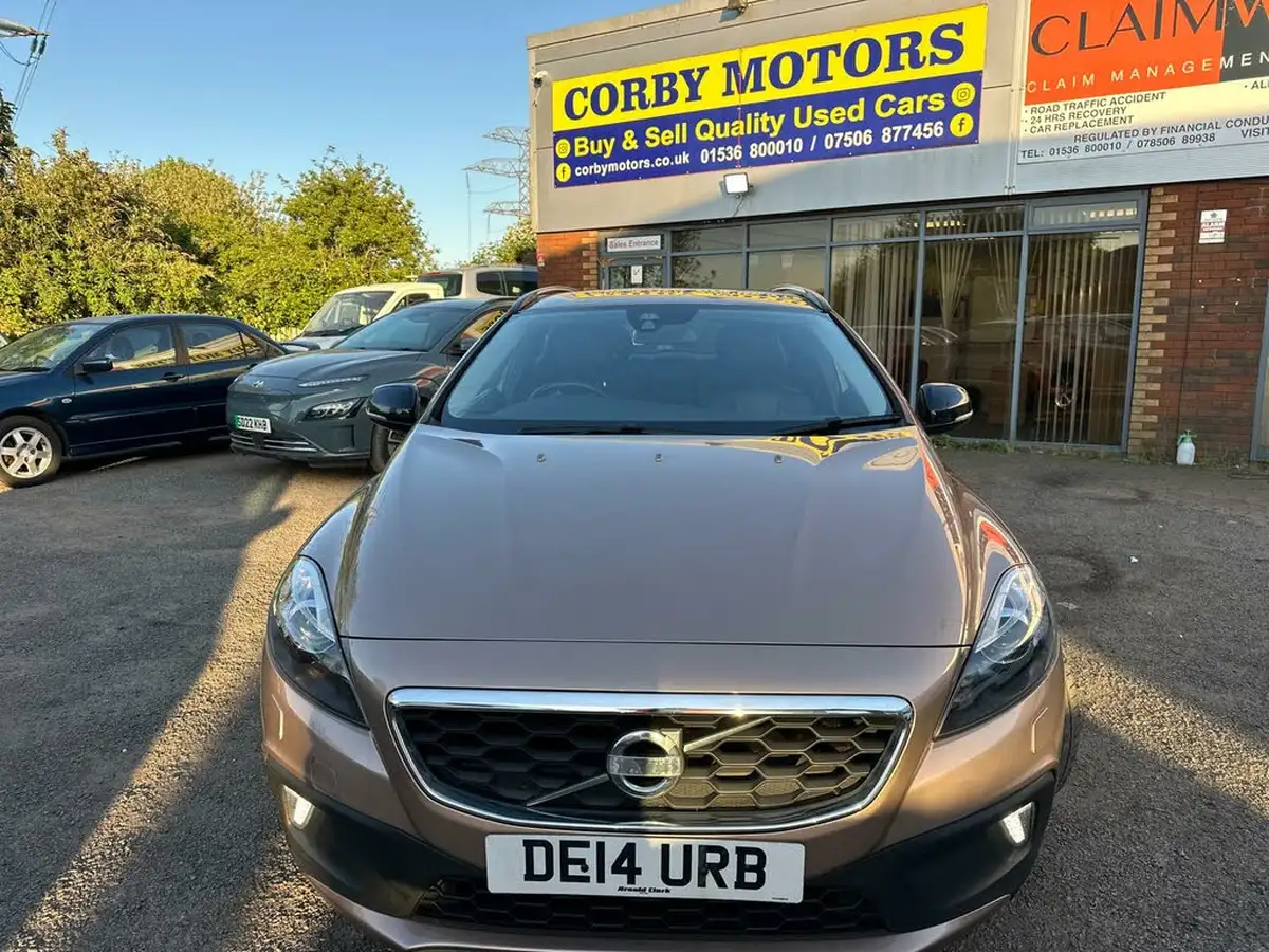 2014-volvo-v40-16td-d2-cross-country-lux-powershift-big-1