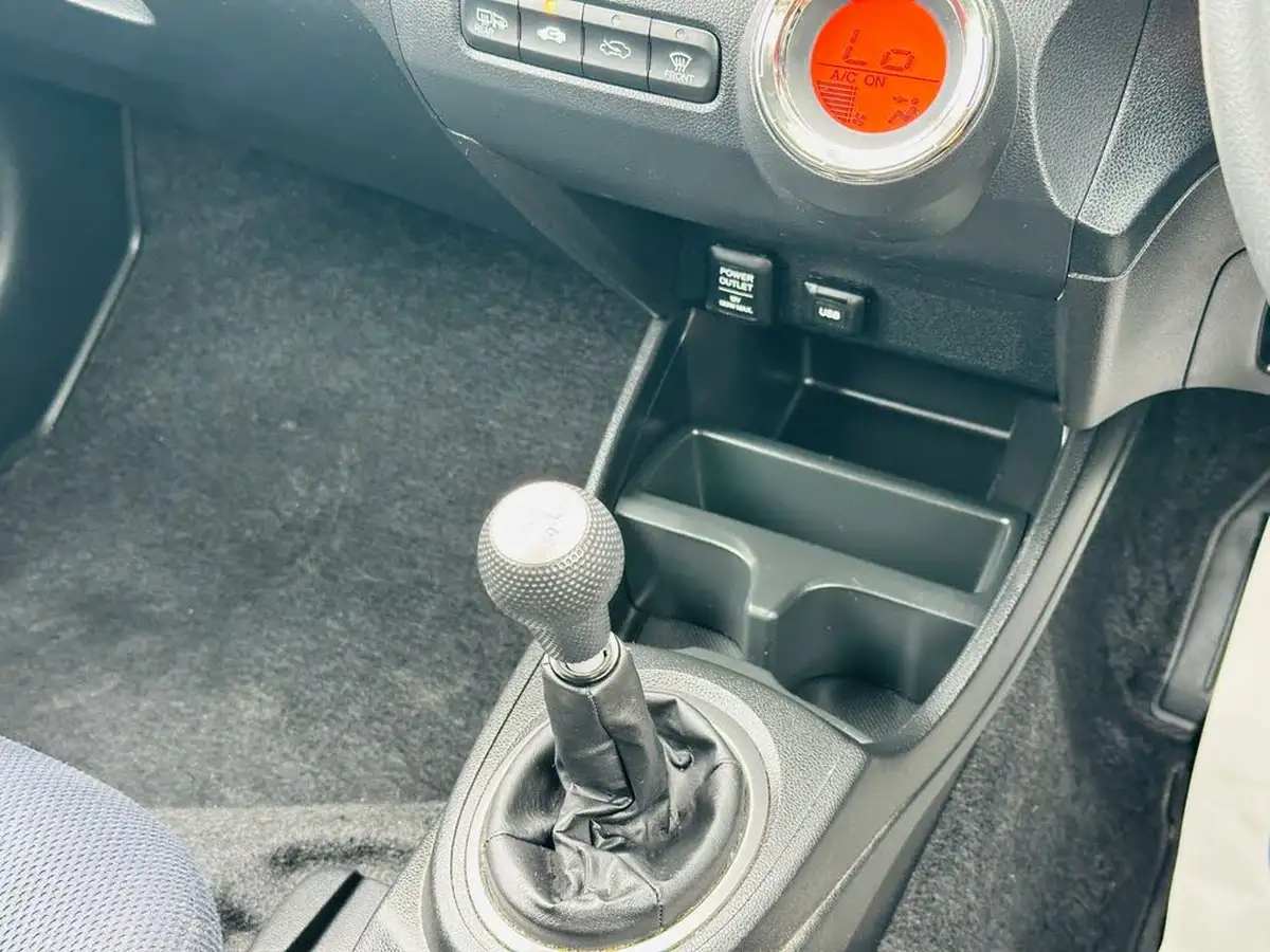 2011-honda-jazz-14-es-big-55