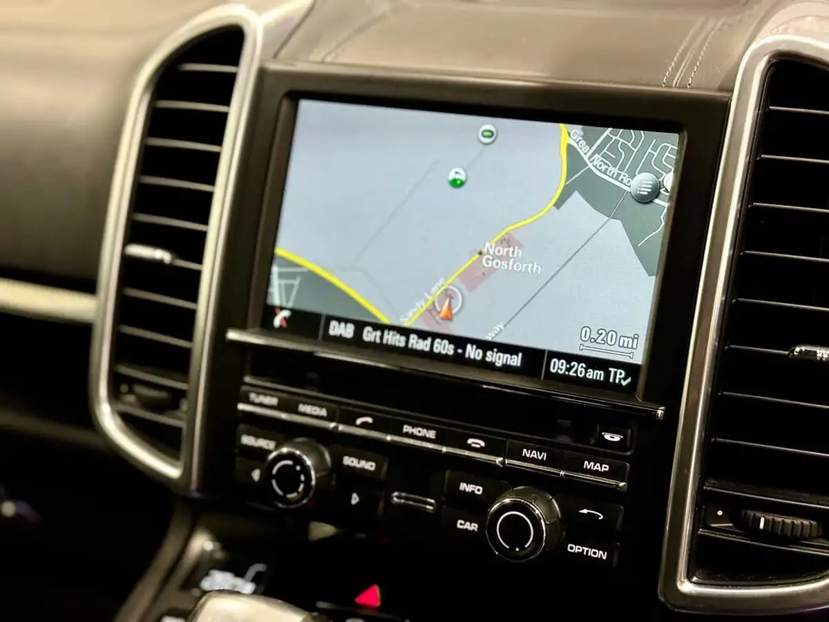 2014-porsche-cayenne-48-gts-big-26