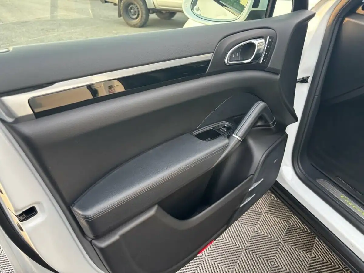 2017-porsche-cayenne-30-s-e-hybrid-platinum-edition-big-47