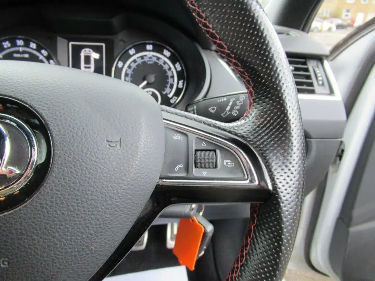 2016-skoda-octavia-20tdi-vrs-estate-big-16