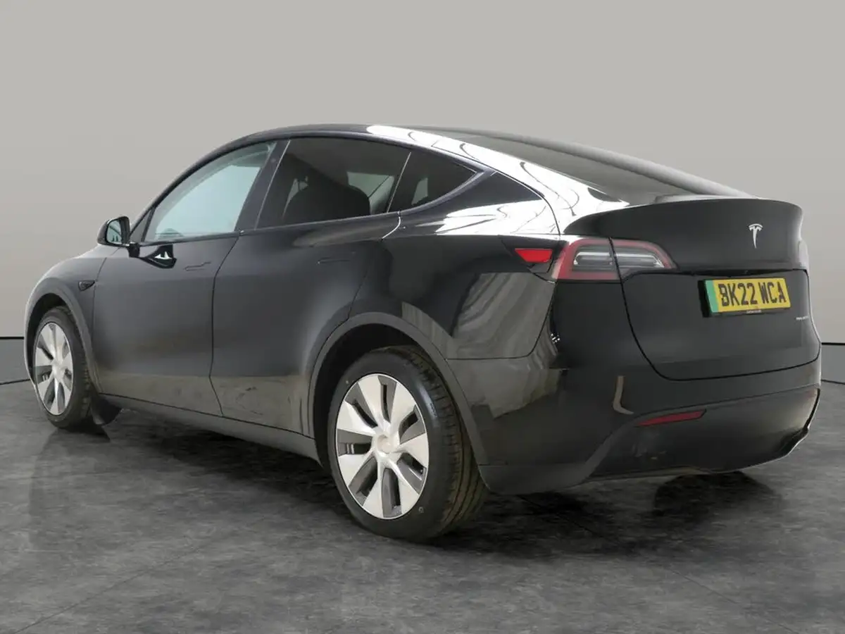 2022-tesla-model-y-e-long-range-big-15