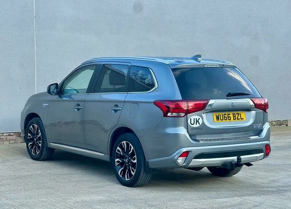 2016-mitsubishi-outlander-20-gx4h-phev-big-23