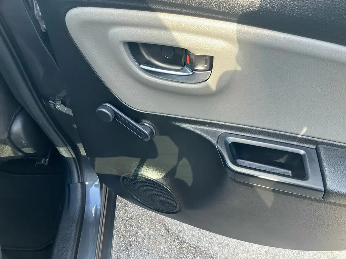 2018-toyota-yaris-15-vvt-i-icon-tech-hybrid-big-39