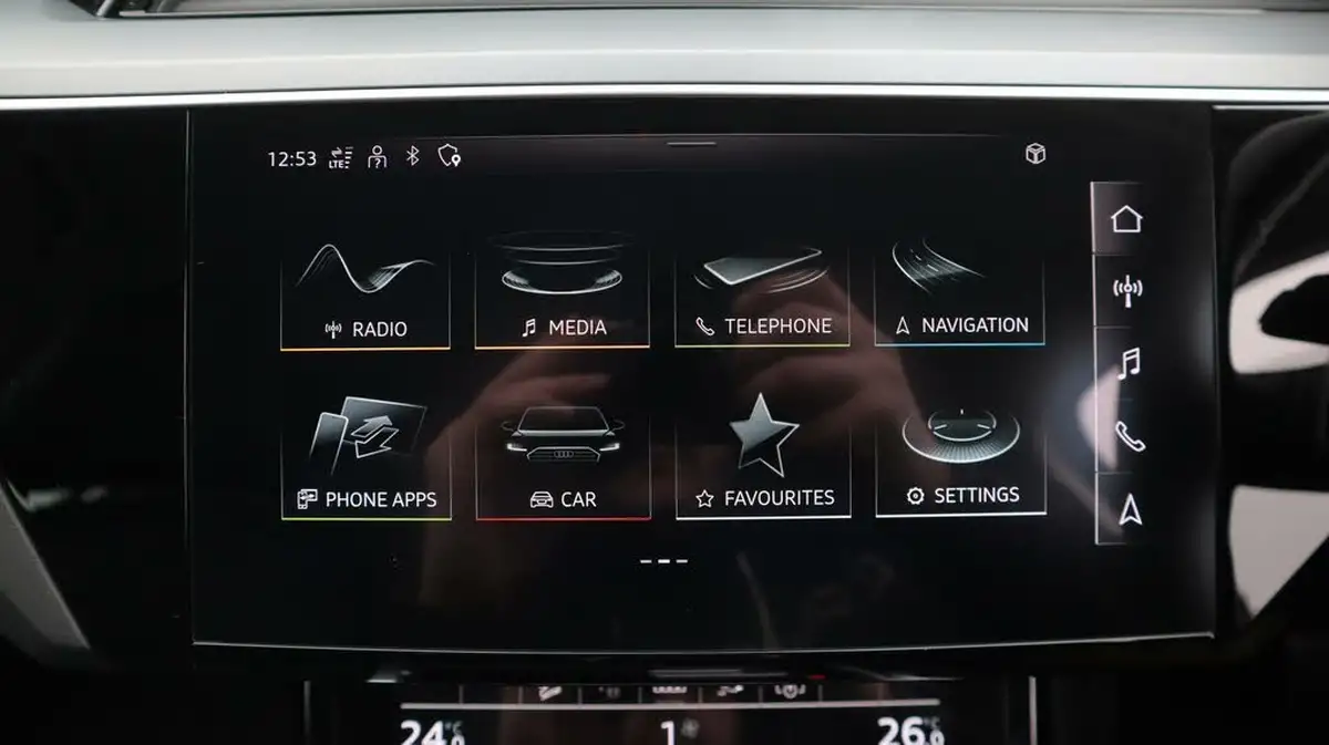 2021-audi-e-tron-50e-technik-station-wagon-big-11