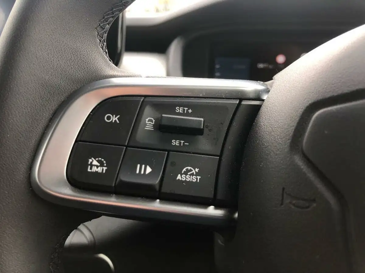 2024-jeep-avenger-e-summit-big-13