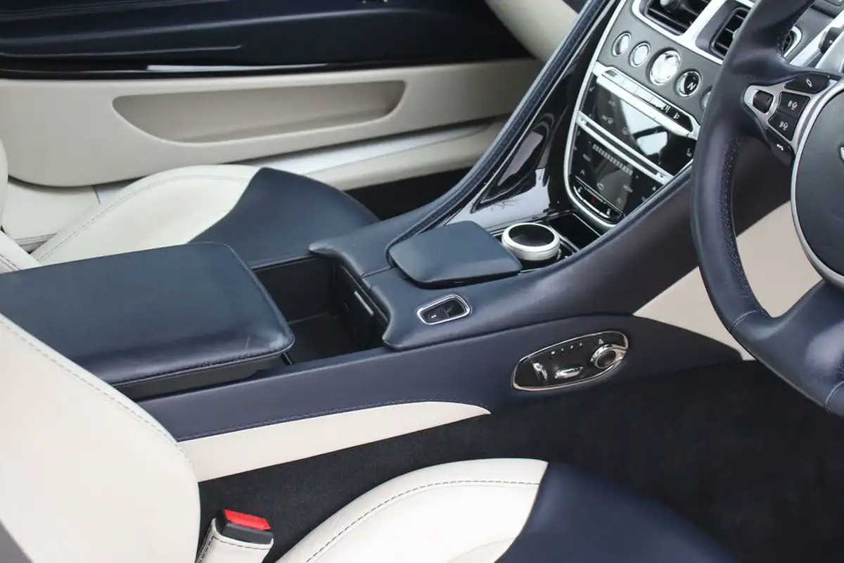 2019-aston-martin-db11-big-22