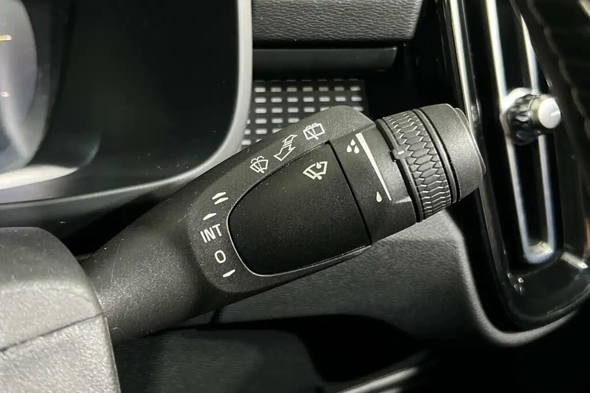 2021-volvo-xc40-e-p8-first-edition-big-33