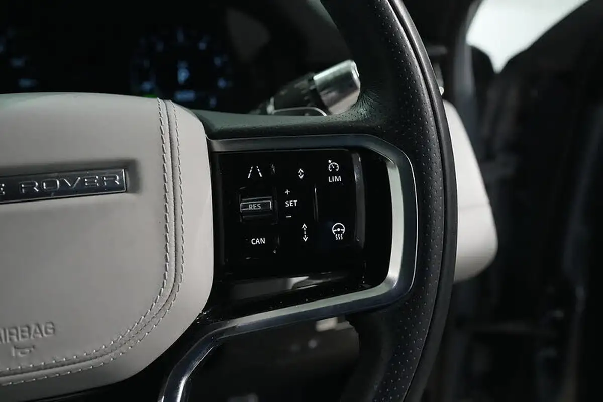 2022-land-rover-range-rover-evoque-15-p300e-r-dynamic-hse-big-38