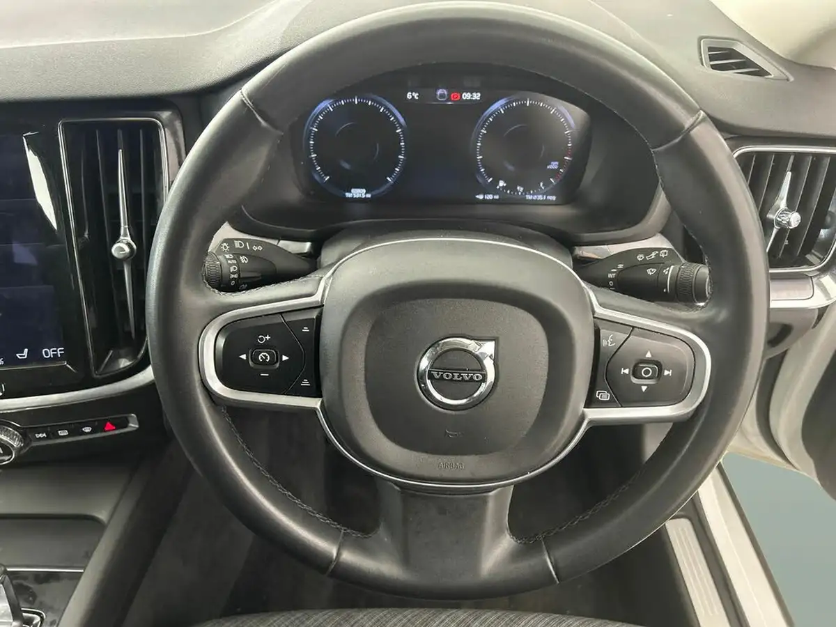 2022-volvo-v60-20-b3-momentum-161bhp-big-21