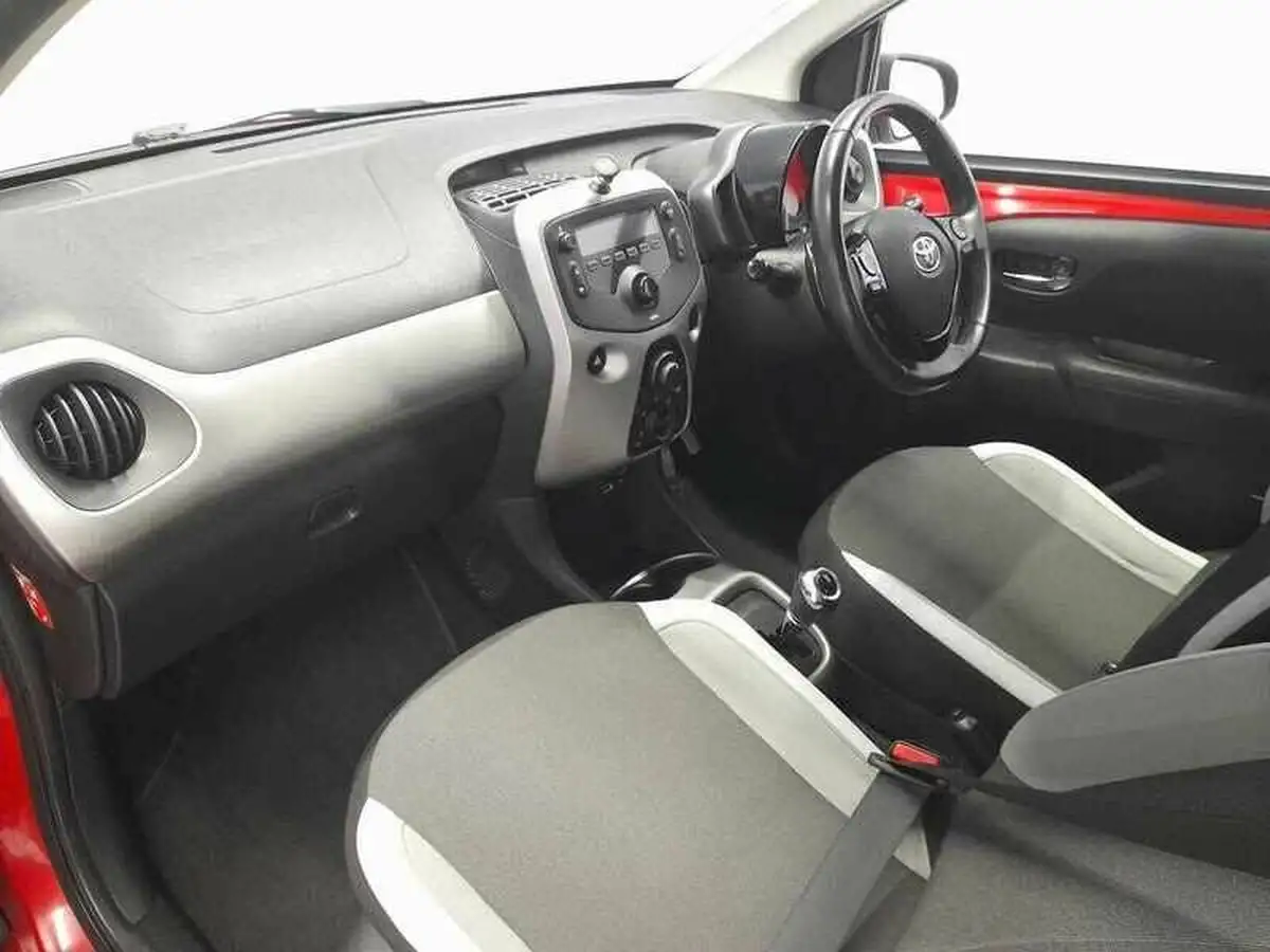 2017-toyota-aygo-10-vvt-i-x-play-71bhp-5d-x-shift-big-11