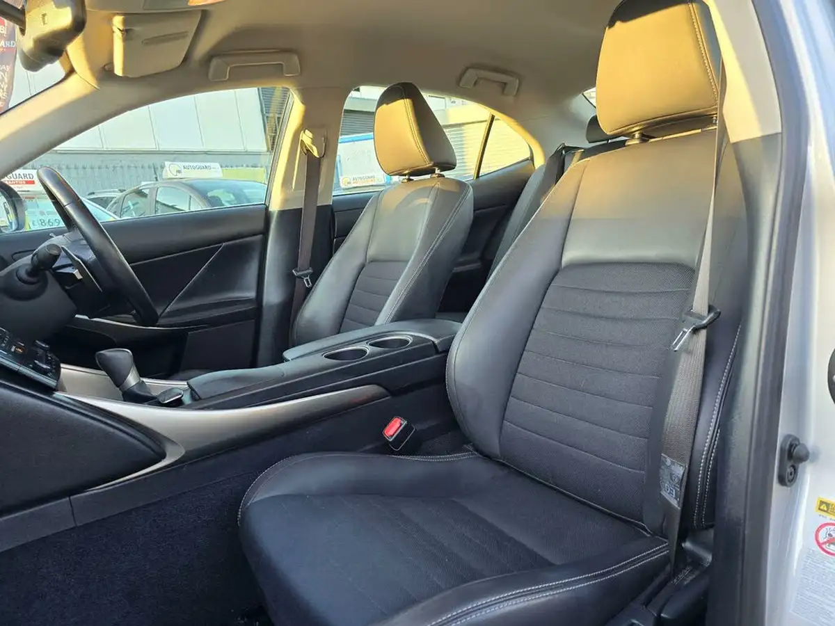 2014-lexus-is-300h-25-luxury-big-58