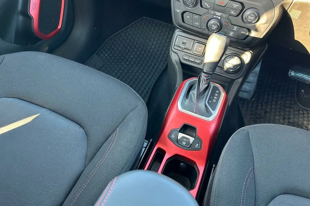 2022-jeep-renegade-13-gse-trailhawk-big-18