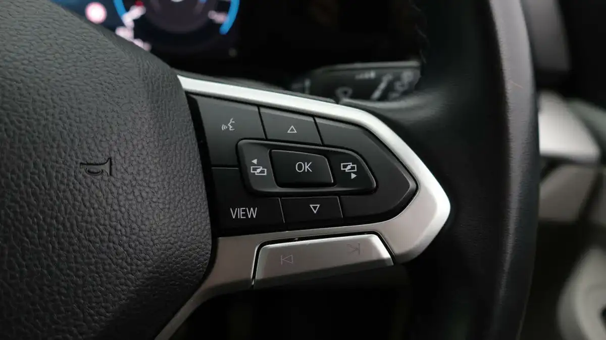2022-volkswagen-golf-20tdi-life-hatchback-big-23