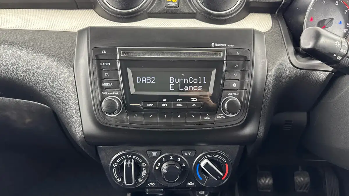 2019-suzuki-swift-12-dualjet-attitude-big-11