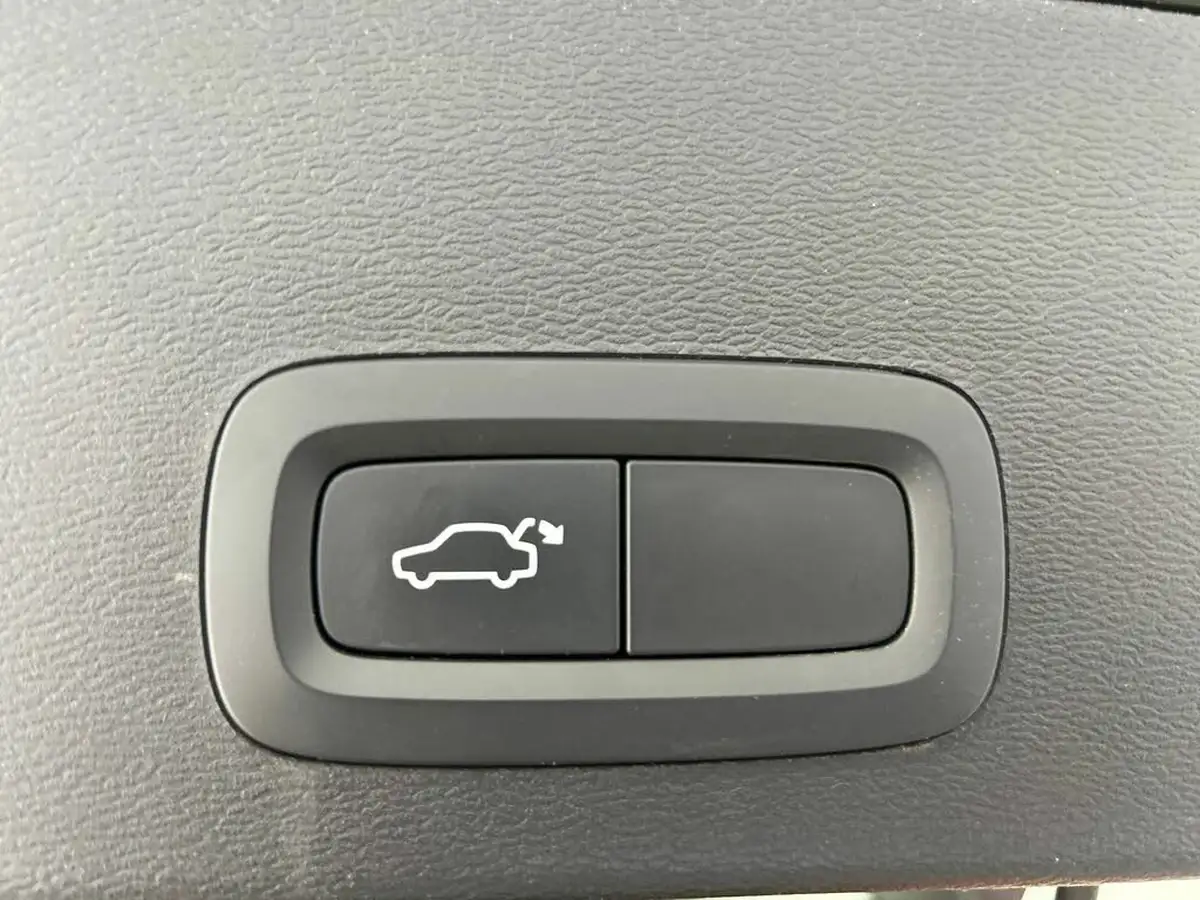 2022-volvo-xc40-15-t4-r-design-big-23