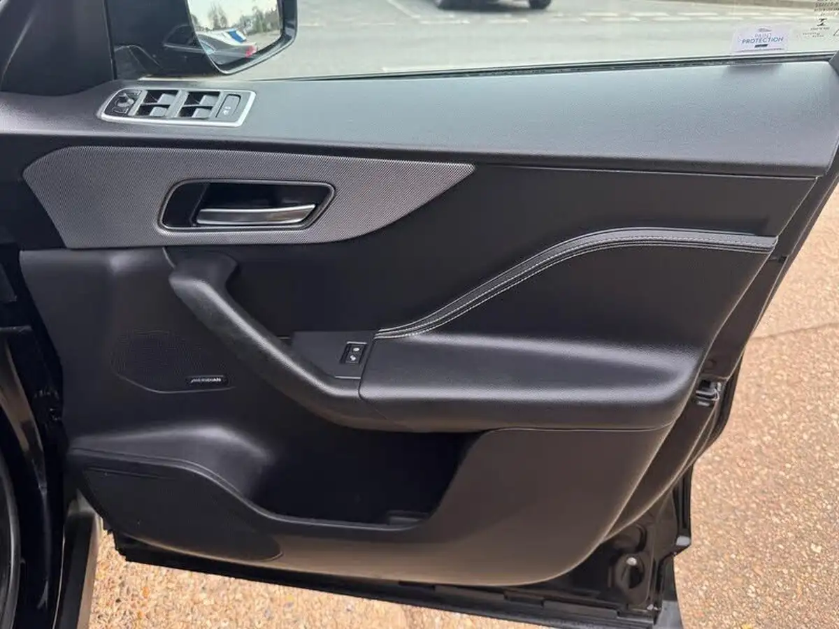 2019-jaguar-f-pace-20-i4d-chequered-flag-180ps-big-46