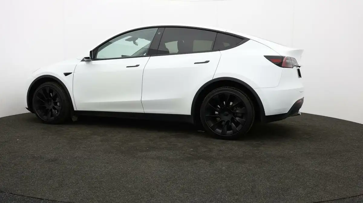 2022-tesla-model-y-e-long-range-big-70