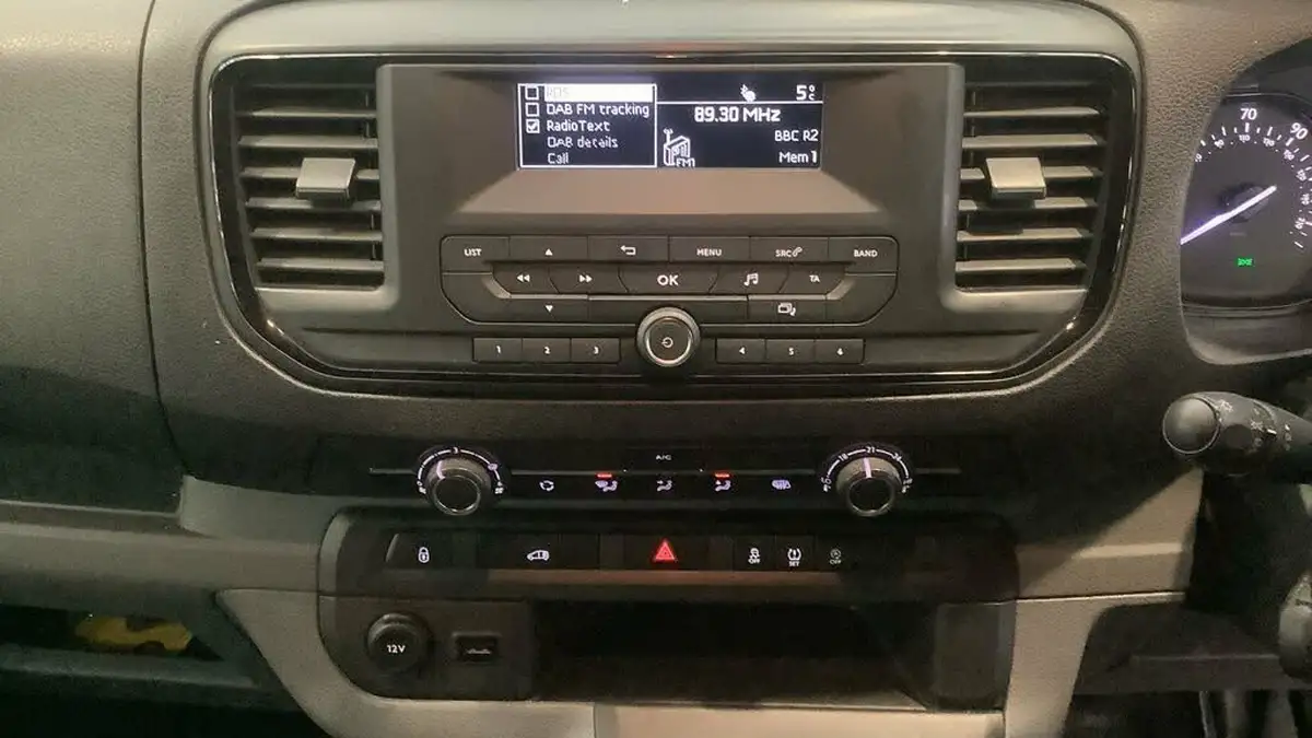 2021-toyota-proace-20d-active-medium-120hpeu6dt-e-panel-big-8