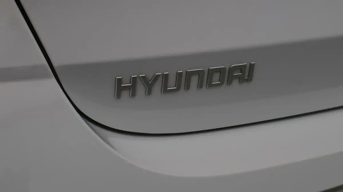 2024-hyundai-i20-10-t-gdi-premium-two-tone-roof-big-20