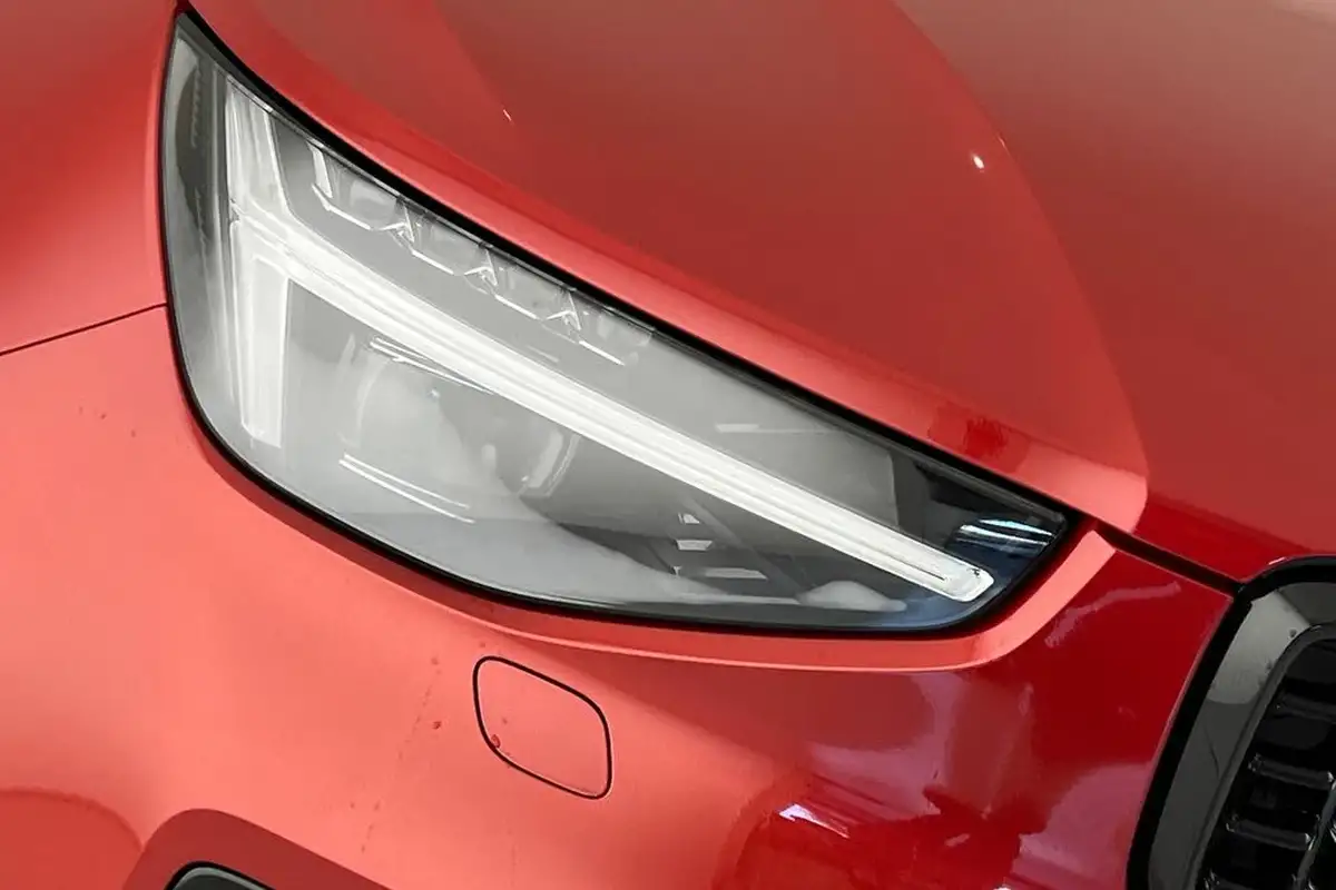 2024-volvo-xc40-20-b4-ultra-bright-big-17