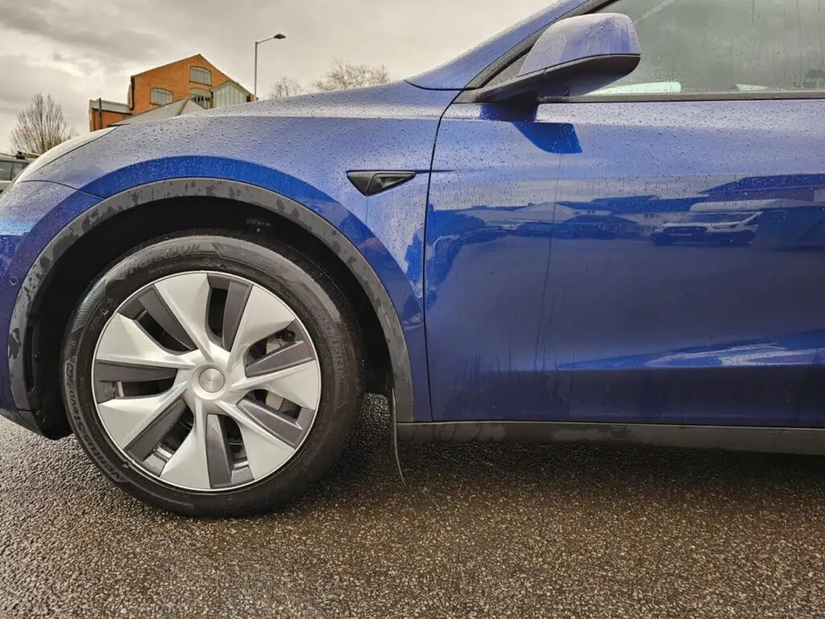 2022-tesla-model-y-e-long-range-big-28