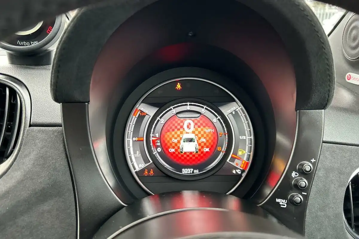2024-abarth-695-14-tjet-75th-anniversario-big-20