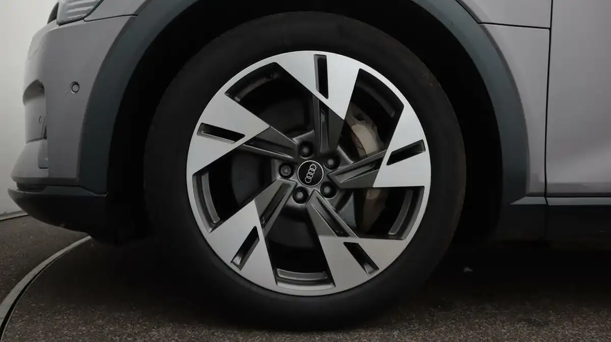 2020-audi-e-tron-50e-sport-big-18