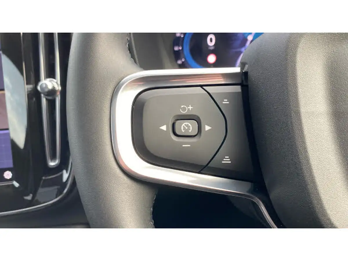 2024-volvo-xc40-20-b4-ultra-bright-big-17