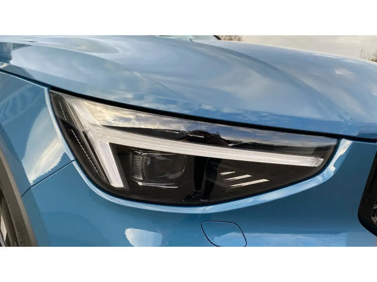 2024-volvo-xc40-20-b4-ultra-bright-big-41