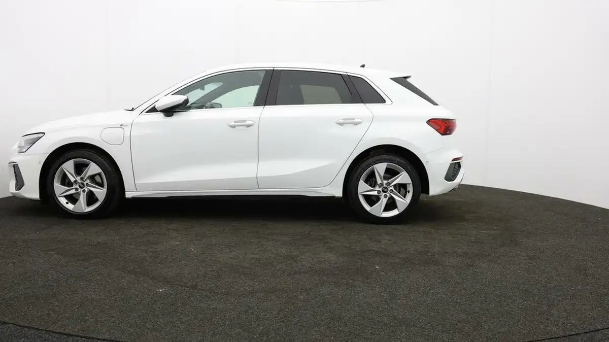 2021-audi-a3-14-40-tfsi-e-s-line-big-3