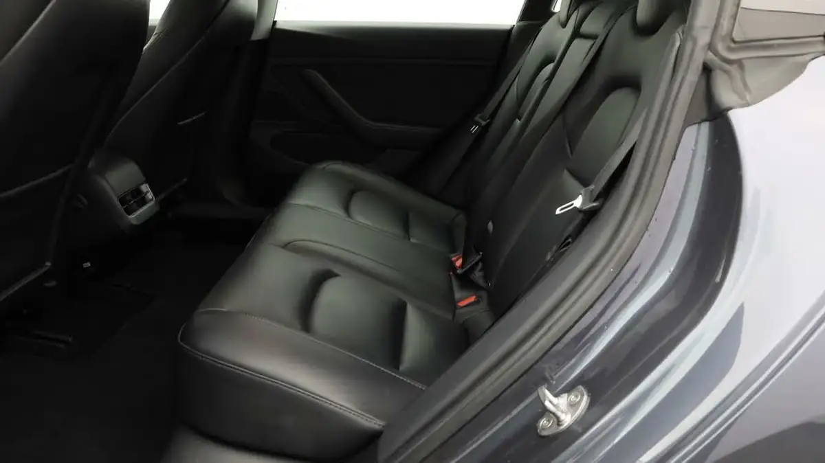 2020-tesla-model-3-e-long-range-big-15