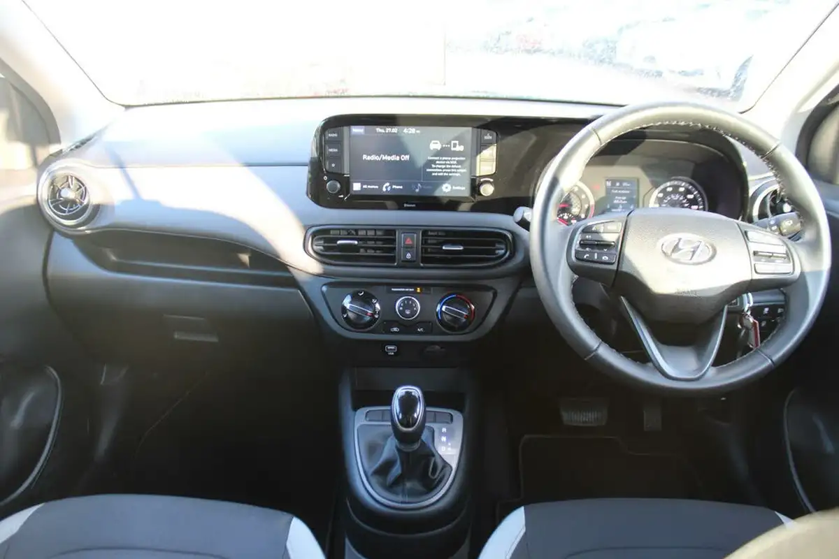 2022-hyundai-i10-12-se-connect-auto-big-16