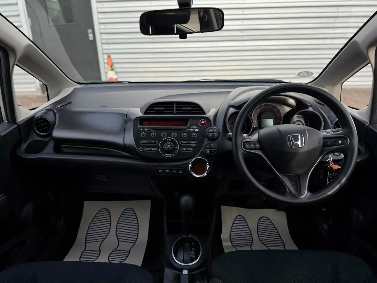 2013-honda-jazz-14-es-cvt-big-22